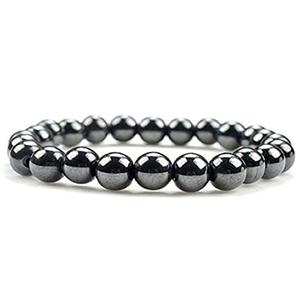 Pulsera elástica de hematita con cuentas redondas de color gris oscuro sobre blanco