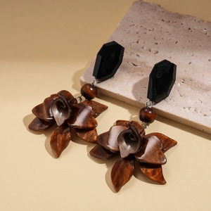 Boucles d'oreilles rétro en résine fleur avec perles en bois et clous hexagonaux noirs