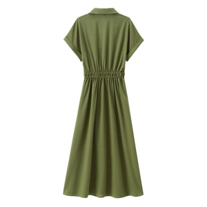 Dettaglio abito a camicia verde scuro a maniche corte con vita elastica e gonna a trapezio