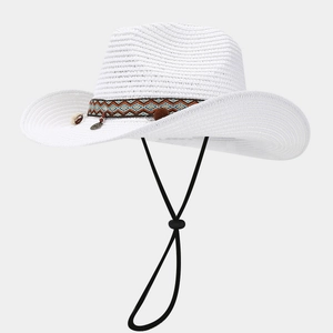 Dettaglio cappello cowboy in paglia bianca con fascia etnica e cinturino regolabile