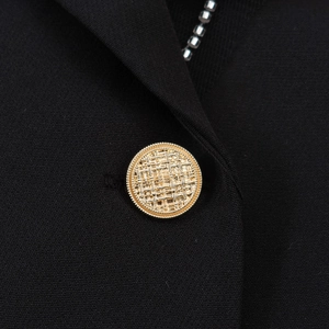 Robe blazer croisée pour femme avec boutons métalliques dorés texturés et tissu noir tissé