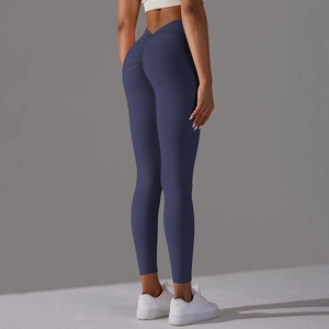 Détail de la taille haute en V et de la conception froncée fessier sur le legging bleu marine