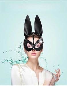 Dettaglio della maschera da coniglio in pelle punk con borchie e cinturino regolabile
