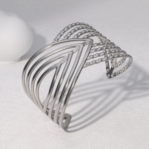 Bracciale rigido aperto in acciaio inossidabile argento con elegante design a strati traforati
