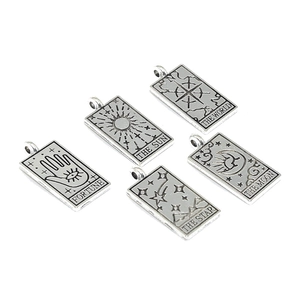 Cinq pendentifs tarot argentés avec le Soleil et la Lune pour création de bijoux DIY