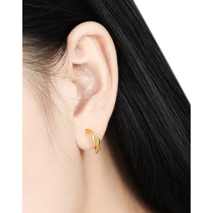 Minimalist S925 sterling silver irregular twisted gold stud earrings on woman
