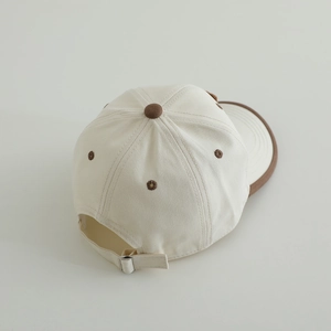 Détail de la boucle métallique réglable et des coutures de la casquette enfant ours
