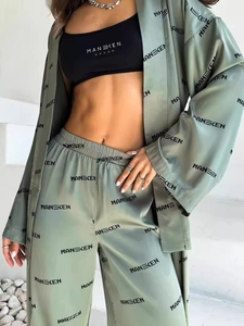 Dreiteiliges Lounge-Set mit Robe, Top und weitbeiniger Hose in Salbeigrün Satin-Print