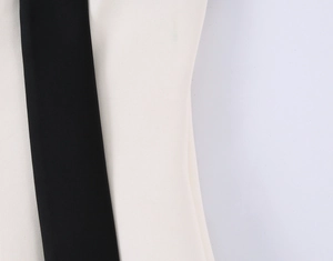 Vue macro montrant la texture du tissu tissé noir et blanc et les détails de couture