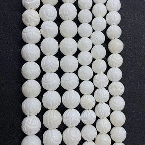 Macro-opname van witte druppelvormige natuurlijke schelpkralen met spiraalvormige textuur