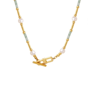 Collier élégant avec perles blanches, perles vertes et boucle OT dorée sur fond blanc