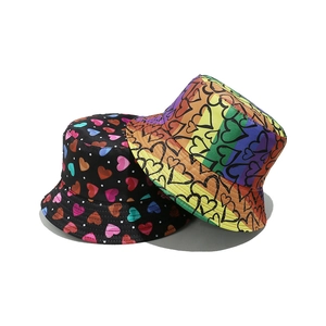 Set di cappelli a secchiello estivi in cotone con strisce arcobaleno e cuori colorati