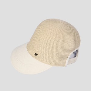 Detalle de la gorra de béisbol de paja con textura tejida y banda elástica ajustable
