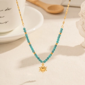 Collier en acier inoxydable plaqué or 18k avec perles turquoise et pendentif soleil