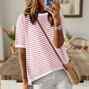 Pull en tricot chic à rayures roses et blanches avec col rond et épaules tombantes élégantes