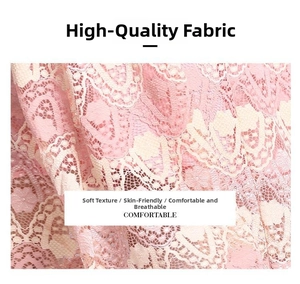 Gros plan détaillé sur un tissu en dentelle rose clair avec broderie florale délicate