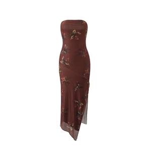 Détails de l'imprimé floral vintage et du tissu double épaisseur sur robe bustier
