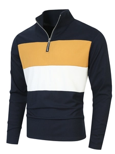 Détail macro de la texture gaufrée bleu marine et jaune sur polo zippé pour hommes