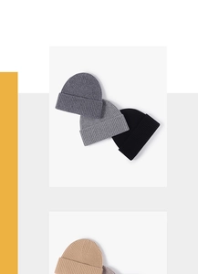 Gros plan détaillé sur la texture à côtes verticales et le revers des bonnets en tricot
