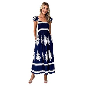 Robe longue bohème bleu marine à broderie blanche et col carré pour les vacances de plage