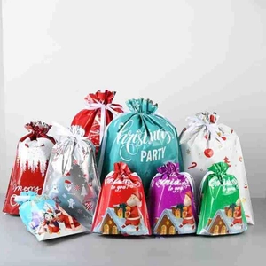 Vielfalt an festlichen Weihnachts-Kordelzug-Geschenktüten mit Bändern in vielen Farben