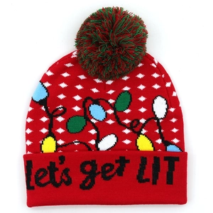 Detail der roten Weihnachts-Strickmütze mit buntem Lampen-Print und let's get LIT Text