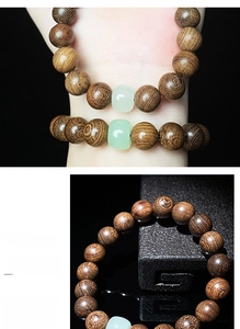 Détail macro du bracelet en bois de santal avec perle de jade verte et grain naturel