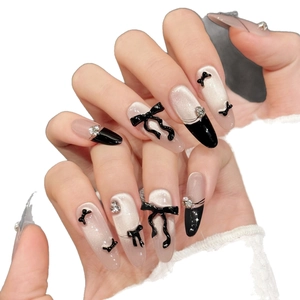Faux ongles œil de chat avec nœuds 3D noirs et pointes French forme amande