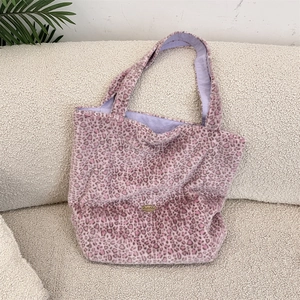 Gros plan détaillé d'un sac cabas en fausse fourrure rose à motif léopard doux