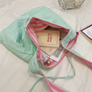 Vue intérieure du sac cabas en toile vert menthe avec grand espace et imprimé magic