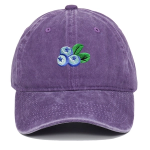 Vue de face de la casquette de baseball en coton lavé violet brodée de myrtilles