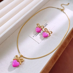 Parure boucles d'oreilles cœur rose et collier chaîne serpent dorée avec nœud