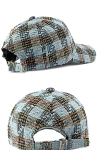 Detail van lichtblauwe plaid tweed honkbalpet met verstelbare metalen gespsluiting