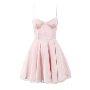 Mini-robe en satin rose avec fines bretelles, dentelle et ourlet en tulle blanc