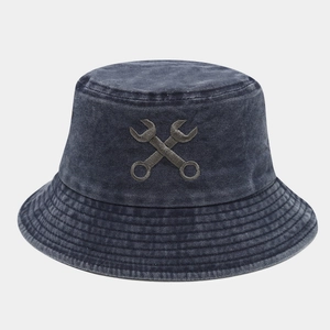 Détail du chapeau bob en coton délavé bleu marine avec broderie d'outils style vintage