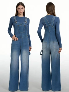 Détails de la salopette en jean bleu clair avec bretelles réglables et poche