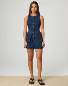 Vista frontale di un set gilet di jeans blu scuro senza maniche e pantaloncini a vita alta
