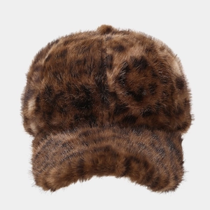 Nahaufnahme der Leoparden-Kunstfellstruktur einer warmen Winter-Baseballkappe für Damen