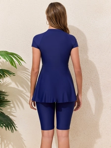 Vue arrière du tankini deux pièces bleu marine avec haut à volants et short de bain