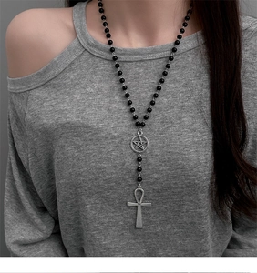 Collier gothique à perles noires avec grand pendentif croix Ankh et détails d'étoile