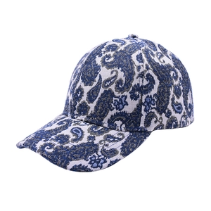 Détail du tissu jacquard à motif cachemire bleu et blanc sur une casquette classique
