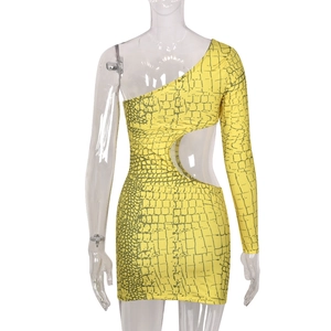 Detailansicht des gelben Krokodilmusters und des seitlichen Ausschnitts am Kleid