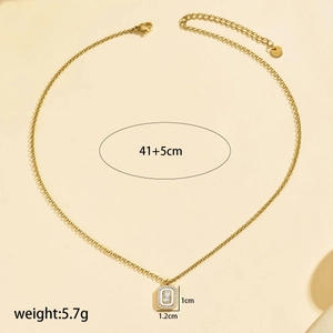 Makrodetail der goldenen Halskette mit Zirkonia und Maßen von 1,2x1,0 cm für Damen