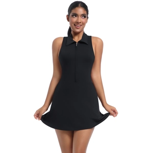Détail d'une robe de sport noire sans manches avec col polo et fermeture éclair quart de zip