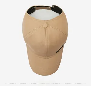 Détail d'une visière kaki avec fermeture velcro réglable et bandeau anti-sueur