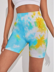Dettaglio degli shorts fitness tie-dye a vita alta senza cuciture in maglia traspirante