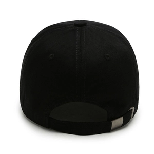 Vista posteriore di un cappellino da baseball nero in cotone con fibbia in metallo
