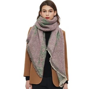 Detail eines lila-grünen Schals aus Schlingengarn mit Fransen zu einem Blazer