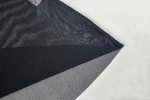 Detailaufnahme der atmungsaktiven schwarzen Mikro-Mesh-Gewebe für elastische Kleider