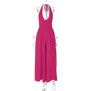 Detail des tiefen V-Ausschnitts und des Neckholders an diesem rosaroten Jumpsuit